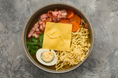 Рамэн с жареным беконом и сыром
