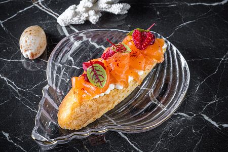 Брускетта с лососем