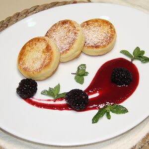 Սիրնիկ ազնվամորու տոպինգով