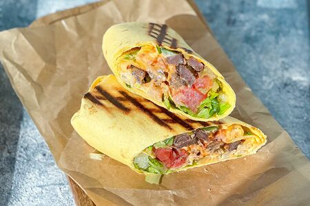 Шаверма с брискетом, овощами и соусом чипотле