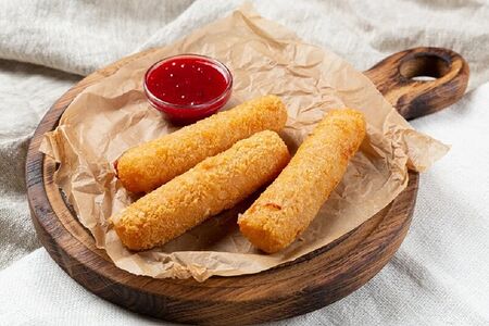 Смаженый сыр с беконом и брусничным соусом