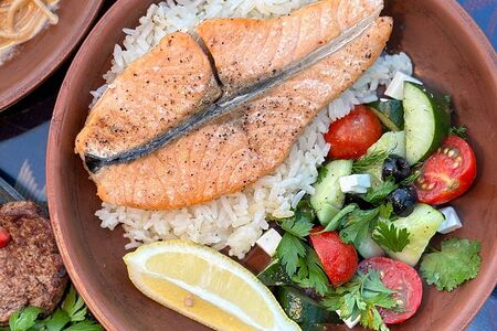 Боул со стейком семги с рисом и греческим салатом