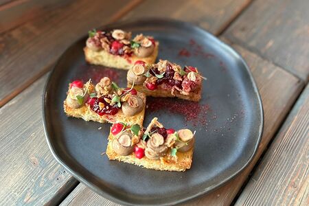 Паштет из печени индейки с бриошью и конфи