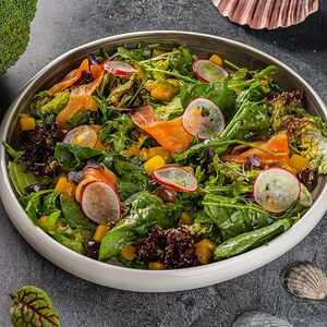 Салат с лососем, манго и таджасскими оливками