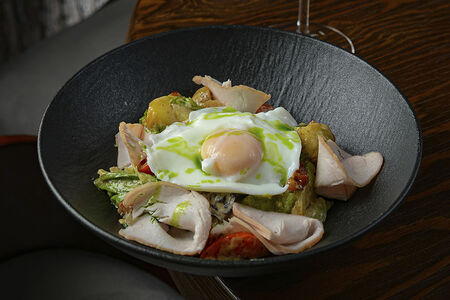 Теплый салат с подкопченной индейкой, грибами, молодым картофелем и яйцом пашот