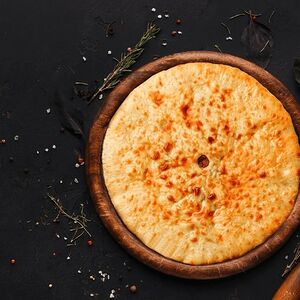 Осетинский пирог с курицей, сыром и грибами