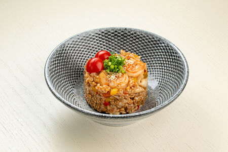 Рис с морепродуктами и омлетом