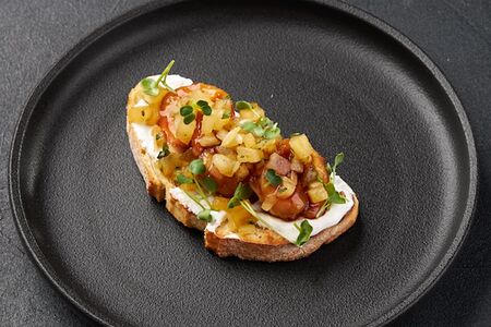 Брускетта с креветками