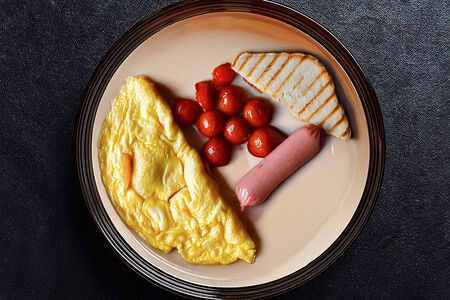 Омлет с сосиской, тостом и помидорами черри