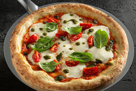 Пицца c моцареллой Буффало и песто