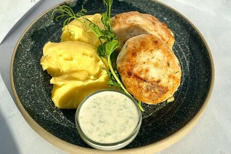 Картофельное пюре с куриными котлетами и соусом дзадзыки 