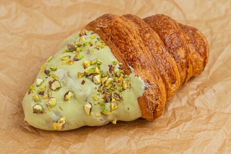 Круассан покрытый фисташковый 