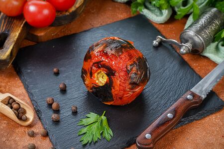 Помидор, запеченный на углях