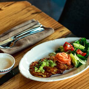 Драники с лососем слабой соли и заправленным салатом 