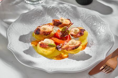 Осьминог с картофелем и печёным перцем