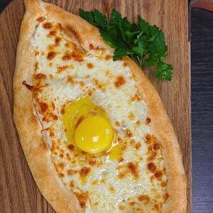 Пиде с сыром и яйцом