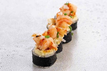 Запеченный ролл с креветкой и горгонзолой (4 шт)