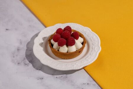 Тарталетка со свежими ягодами малины