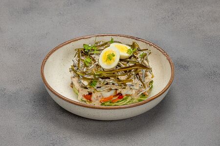 Салат с ламинарией и кальмаром