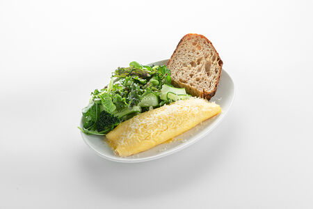 Французский омлет с пармезаном и зелёным салатом