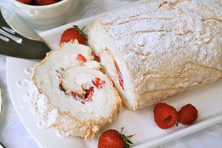 Меренговый рулет с клубникой