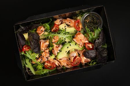 Салат с лососем в стиле татаки