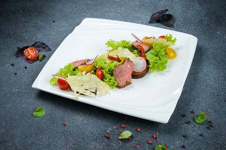 Салат с ростбифом и печеным баклажаном