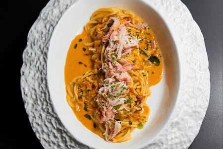 Спагетти с крабом в сливочно-томатном соусе