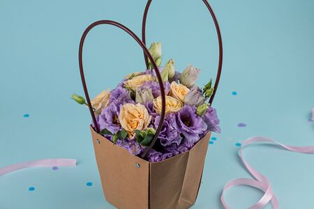 Букет цветов Лизиантус с розами в сумочке