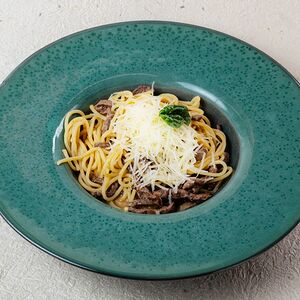 Спагетти с телятиной в винном соусе