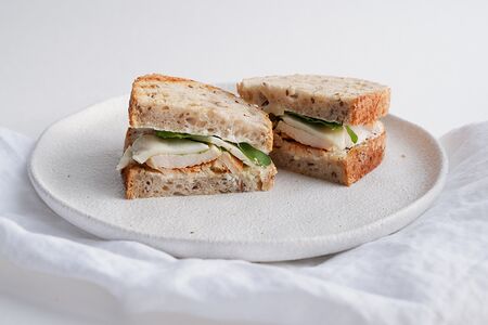 Сэндвич с курицей и песто