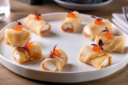 Ролл с лососем и красной икрой