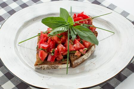 Брускетта с помидорами, чесноком и базиликом