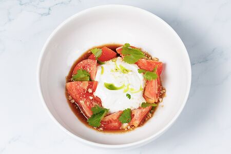 Томаты с апельсиновым понзу и сырным муссом