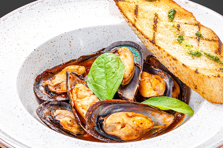 Мидии в томатном соусе