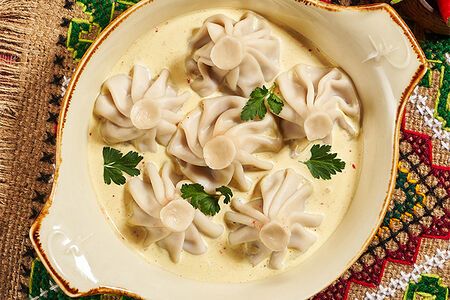 Мини-хинкали с говядиной в сливочном соусе