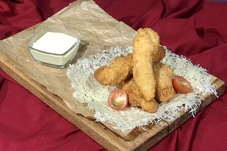 Куриные стрипсы с сырным соусом