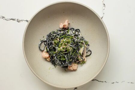 Паста с морепродуктами в томатном или сливочном соусе