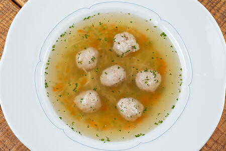 Куриный бульон с фрикадельками