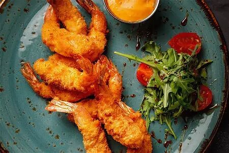 Креветки в панировке с соусом