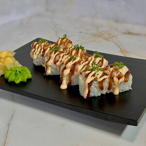 Ролл с масляной рыбой и зелёным луком 