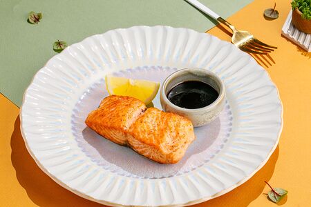 Шашлык из лосося с соусом наршараб 