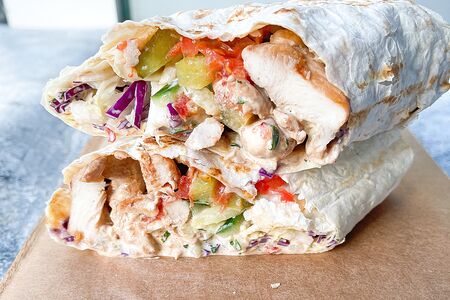 Шаверма сырная с курицей и овощами