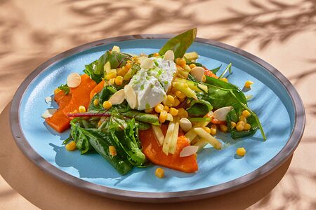 Салат с тыквой, кукурузой, яблоком и сливочным сыром