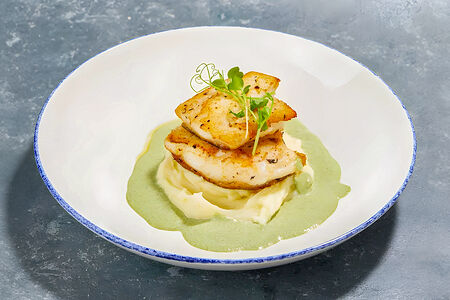 Тихоокеанский синекорый палтус со шпинатным соусом