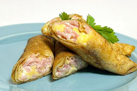 Фаршированные блины с ветчиной и сыром