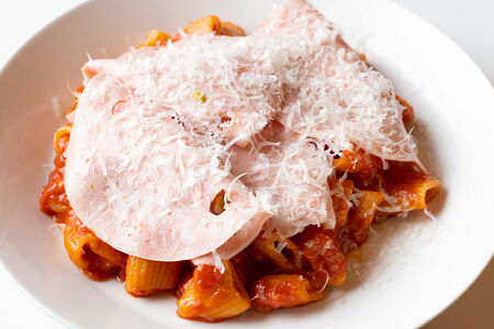 Ригатони с томатами и мортаделлой