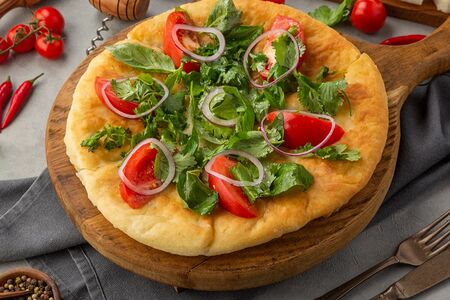 Хачапури имеритинский с томатами, луком и тархуном