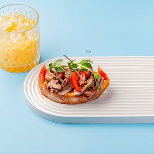 Брускетта с ростбифом и соусом песто 