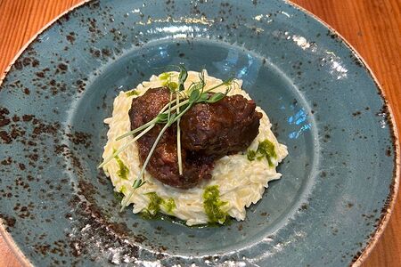 Телячьи щечки с орзо и трюфельным маслом